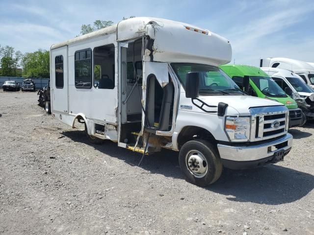 2017 Ford Econoline E350 Super Duty Cutaway Van