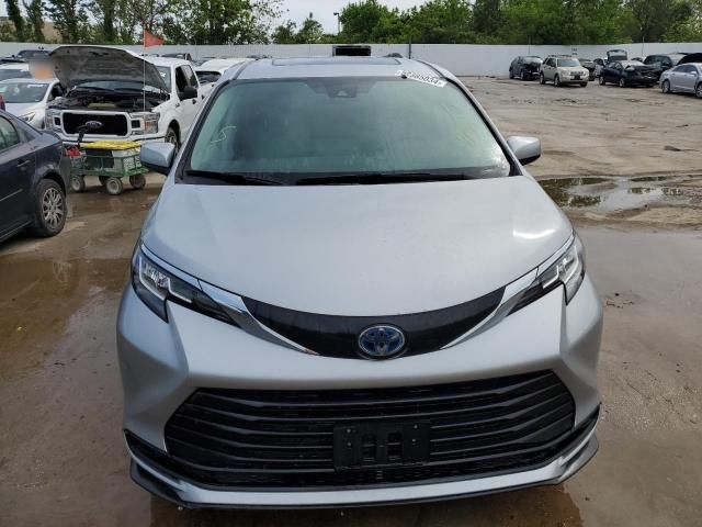 2022 Toyota Sienna LE