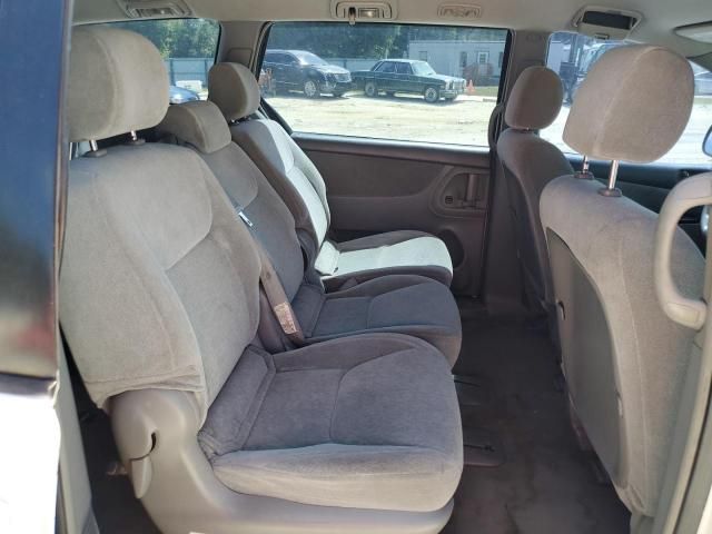 2004 Toyota Sienna CE