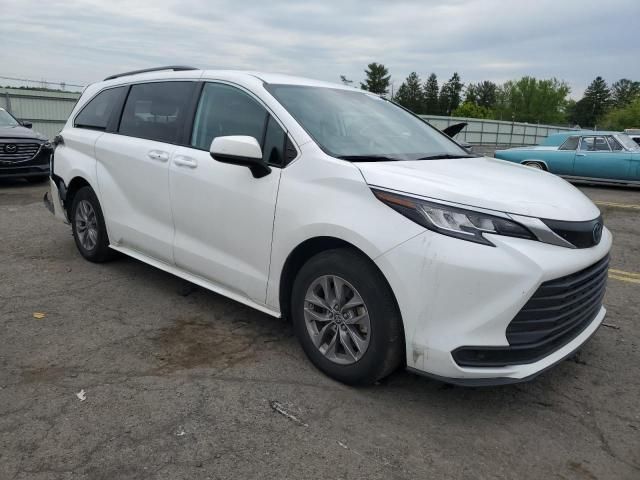 2022 Toyota Sienna LE