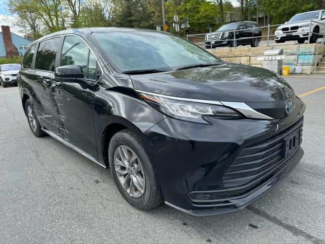 2023 Toyota Sienna LE