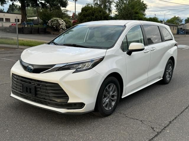 2022 Toyota Sienna LE