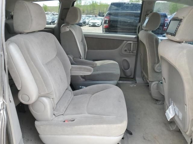 2004 Toyota Sienna CE