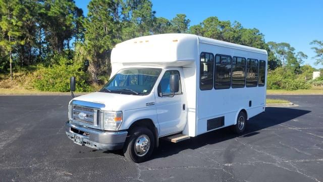 2015 Ford Econoline E450 Super Duty Cutaway Van