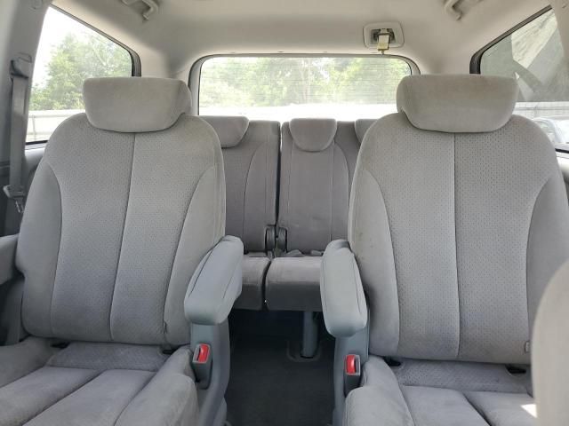 2008 Hyundai Entourage GLS