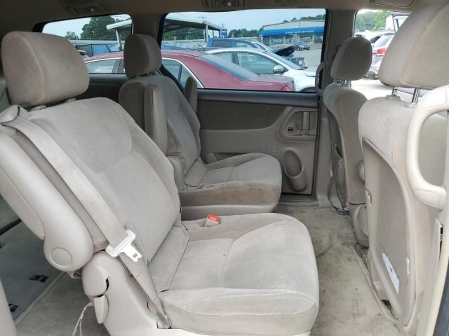 2004 Toyota Sienna CE