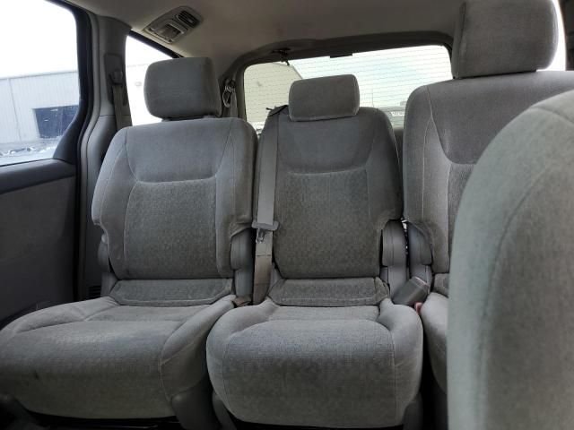 2004 Toyota Sienna CE