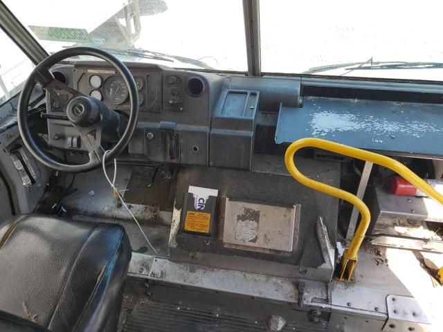 2001 Freightliner Chassis M Line WALK-IN Van