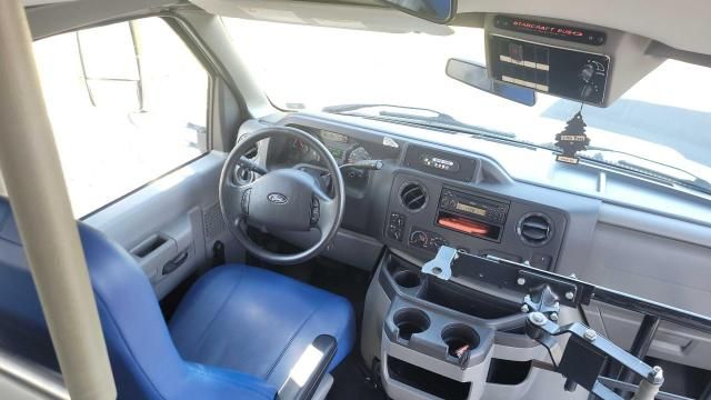 2015 Ford Econoline E450 Super Duty Cutaway Van
