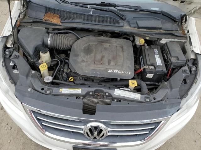 2011 Volkswagen Routan SE