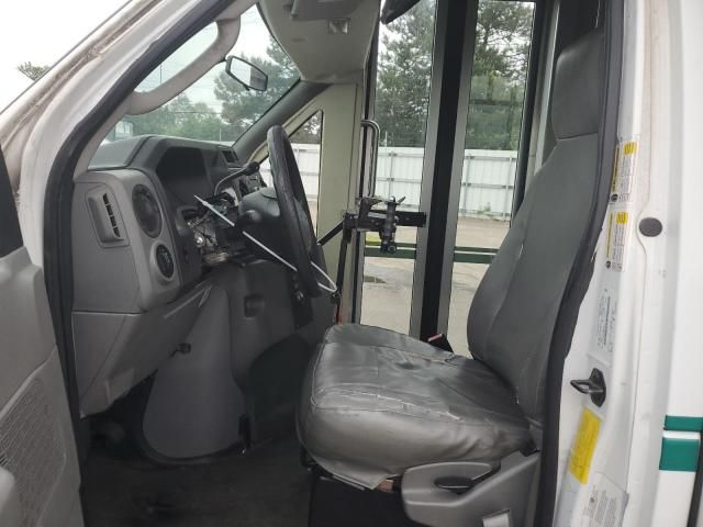 2012 Ford Econoline E350 Super Duty Cutaway Van