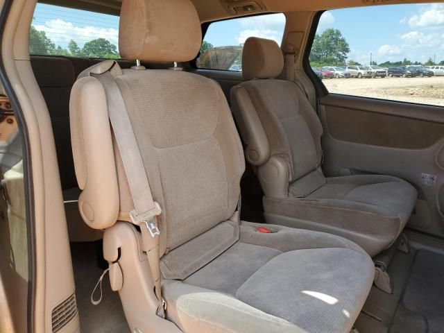 2004 Toyota Sienna CE