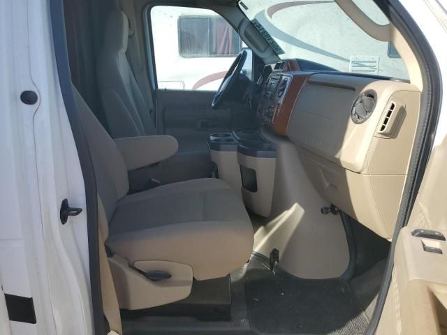 2010 Ford Econoline E450 Super Duty Cutaway Van