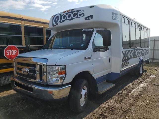 2014 Ford Econoline E450 Super Duty Cutaway Van