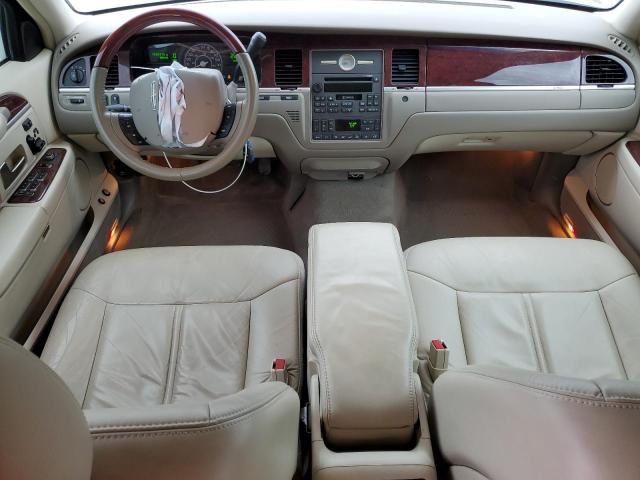 2005 Lincoln Town Car Signature Limited