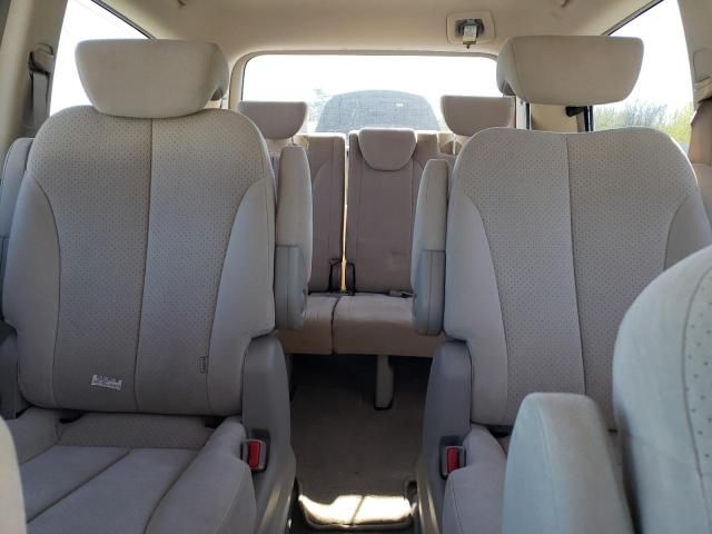 2007 Hyundai Entourage GLS