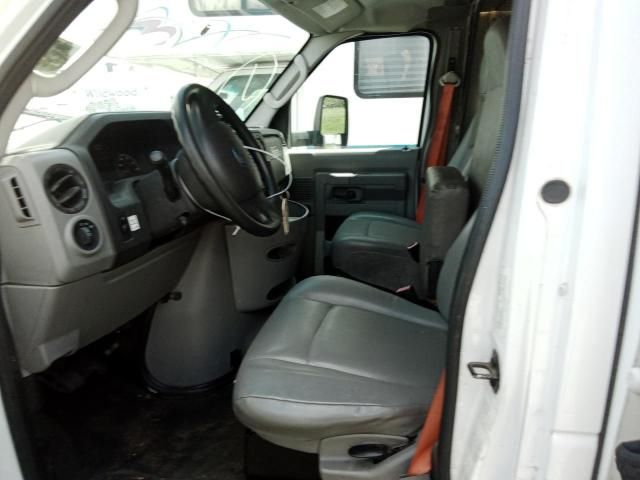 2015 Ford Econoline E350 Super Duty Cutaway Van