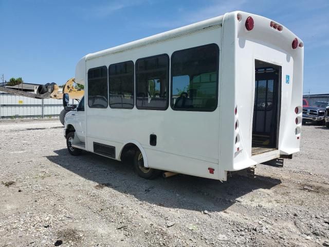 2017 Ford Econoline E350 Super Duty Cutaway Van