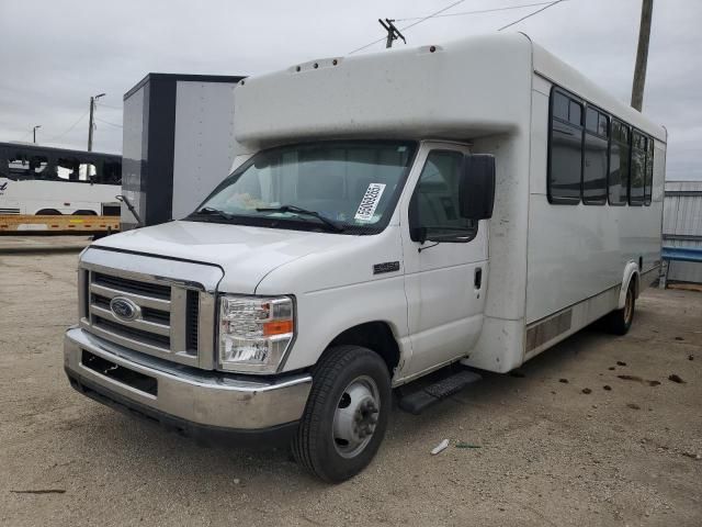 2018 Ford Econoline E450 Super Duty Cutaway Van