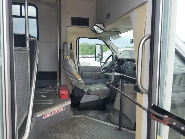 2011 Ford Econoline E350 Super Duty Cutaway Van