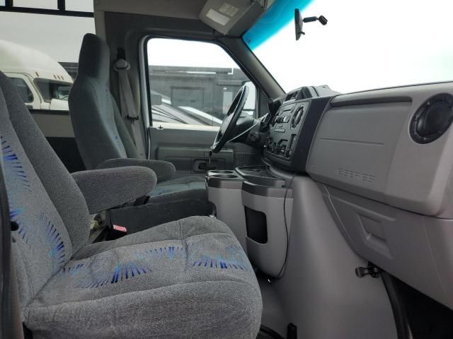 2014 Ford Econoline E450 Super Duty Cutaway Van