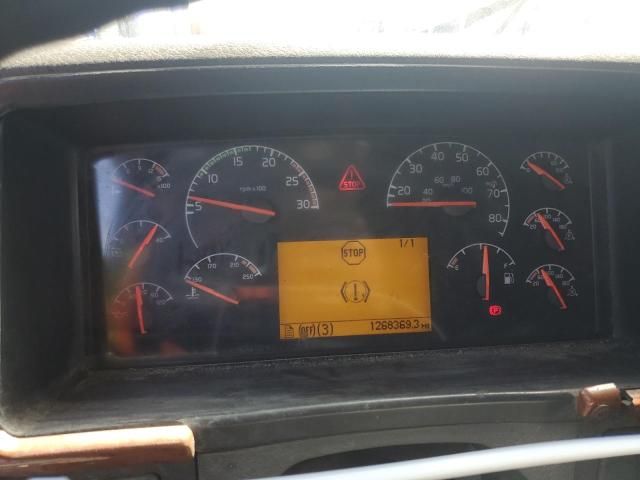 2005 Volvo VNL Semi Truck