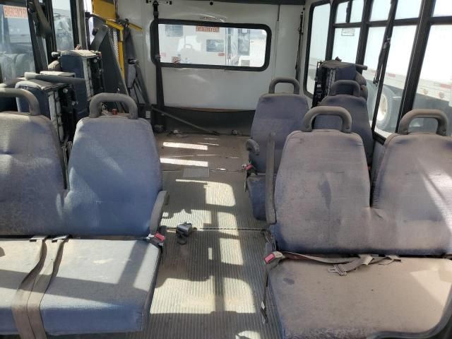 2011 Ford Econoline E450 Super Duty Cutaway Van
