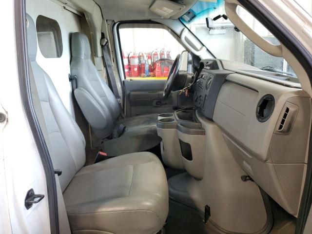 2014 Ford Econoline E350 Super Duty Cutaway Van