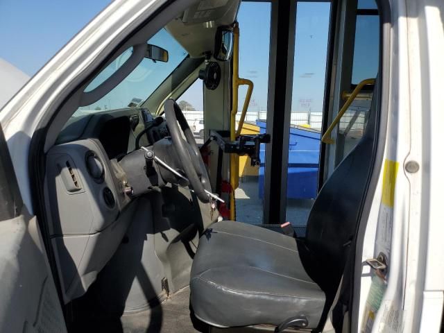 2012 Ford Econoline E450 Super Duty Cutaway Van