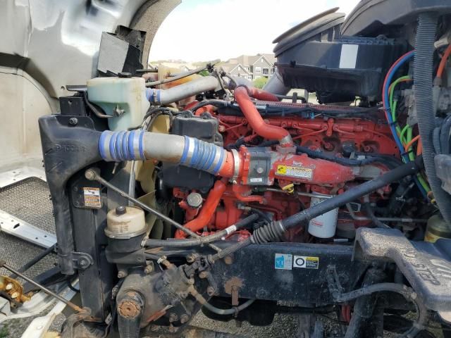 2015 Kenworth T680 Semi Truck