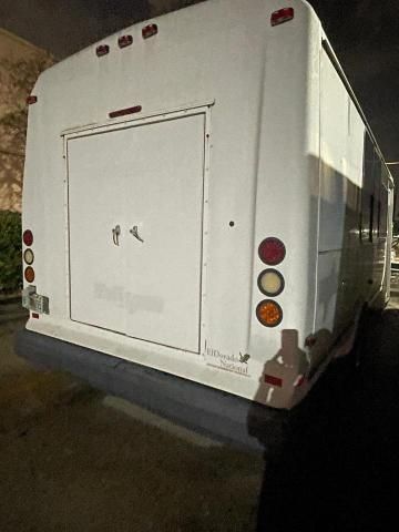 2012 Ford Econoline E450 Super Duty Cutaway Van