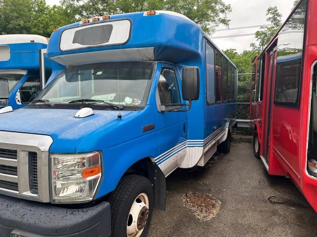 2014 Ford Econoline E450 Super Duty Cutaway Van