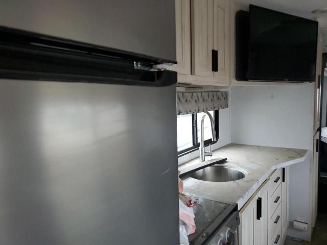2019 Ford Econoline E450 Super Duty Cutaway Van