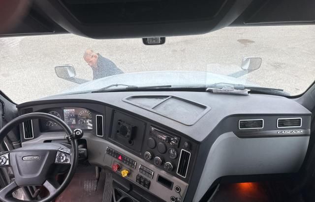 2019 Freightliner Cascadia 126
