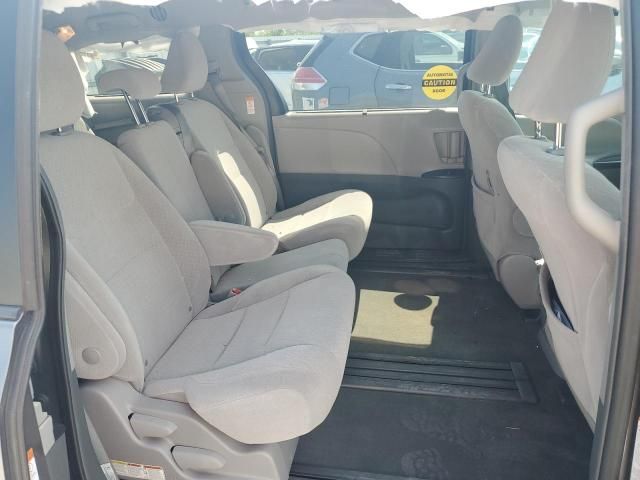 2018 Toyota Sienna LE