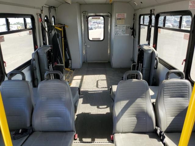 2012 Ford Econoline E450 Super Duty Cutaway Van