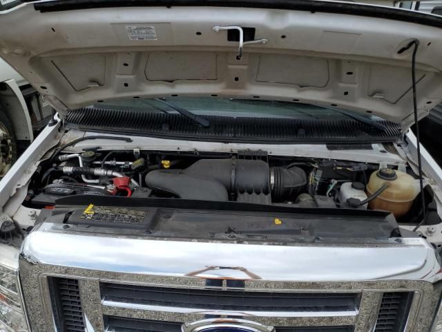 2014 Ford Econoline E450 Super Duty Cutaway Van