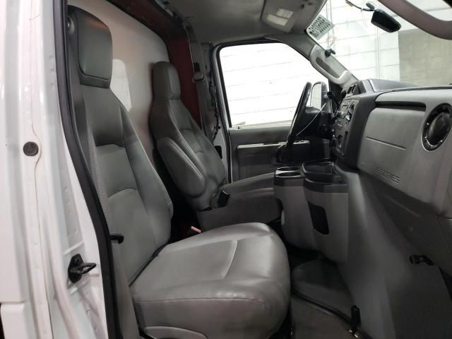 2013 Ford Econoline E450 Super Duty Cutaway Van