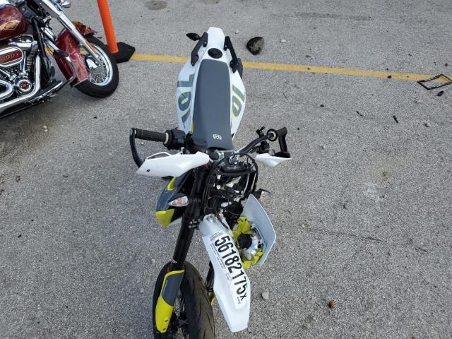 2021 Husqvarna Supermoto 701
