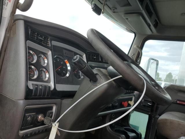 2013 Kenworth T800 Semi Truck