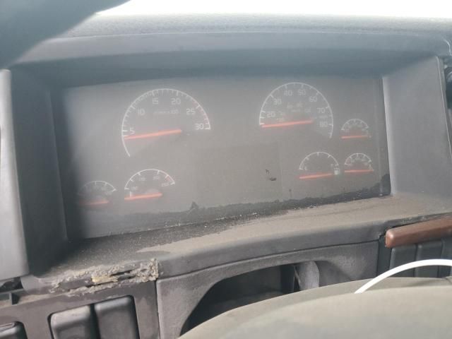 2005 Volvo VNL Semi Truck