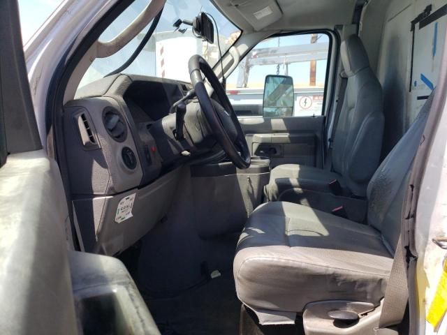 2011 Ford Econoline E450 Super Duty Cutaway Van