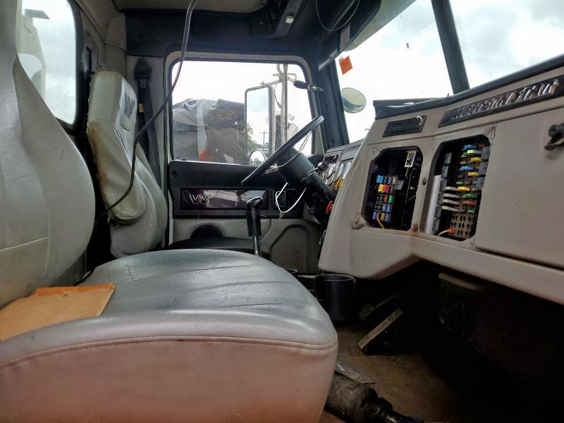 2015 Western Star 2015 Western Star 4900 Semi Truck