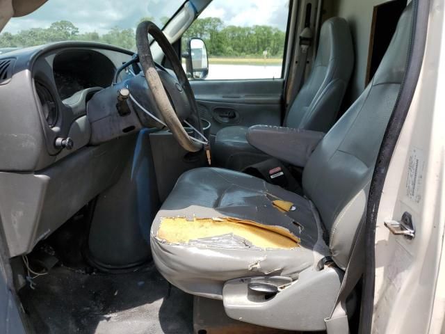 2004 Ford Econoline E350 Super Duty Cutaway Van
