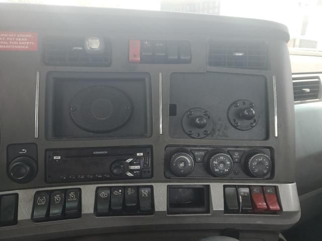 2014 Kenworth T680 Semi Truck