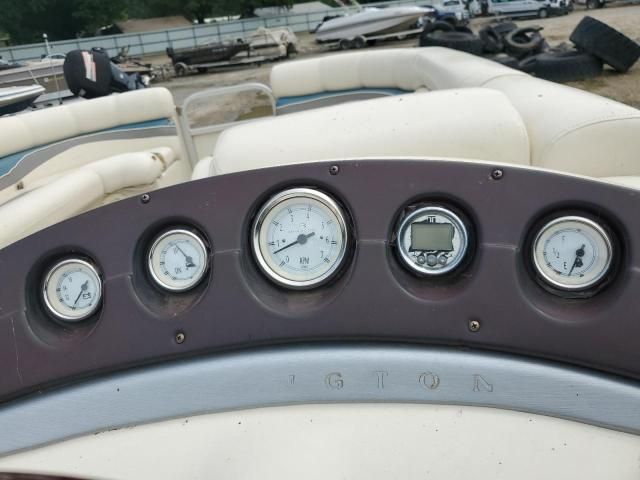 2004 Bennington Marine Boat