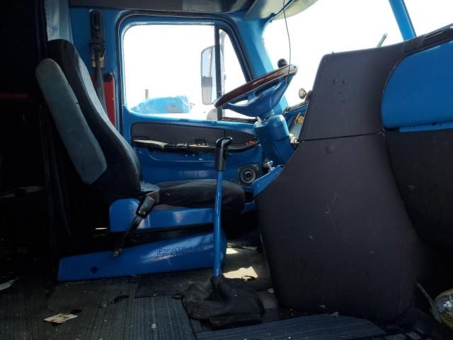 2004 Freightliner Columbia 120 Semi Truck