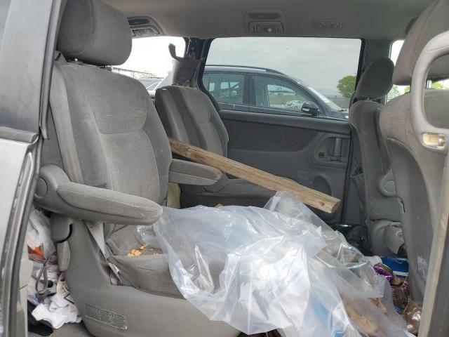 2004 Toyota Sienna CE
