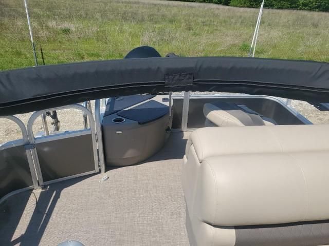2023 Sun Tracker Partybarge