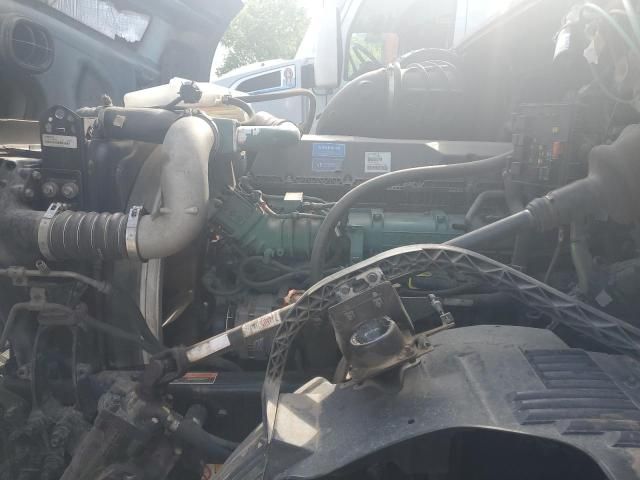 2015 Volvo VNL Semi Truck